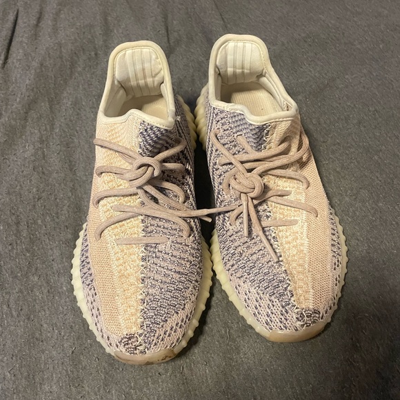 Yeezy 350 V2 Ash Pearl - Picture 3 of 7